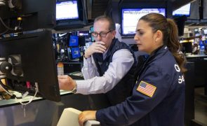 Wall Street fecha em baixa condicionada por dados sobre criação de emprego