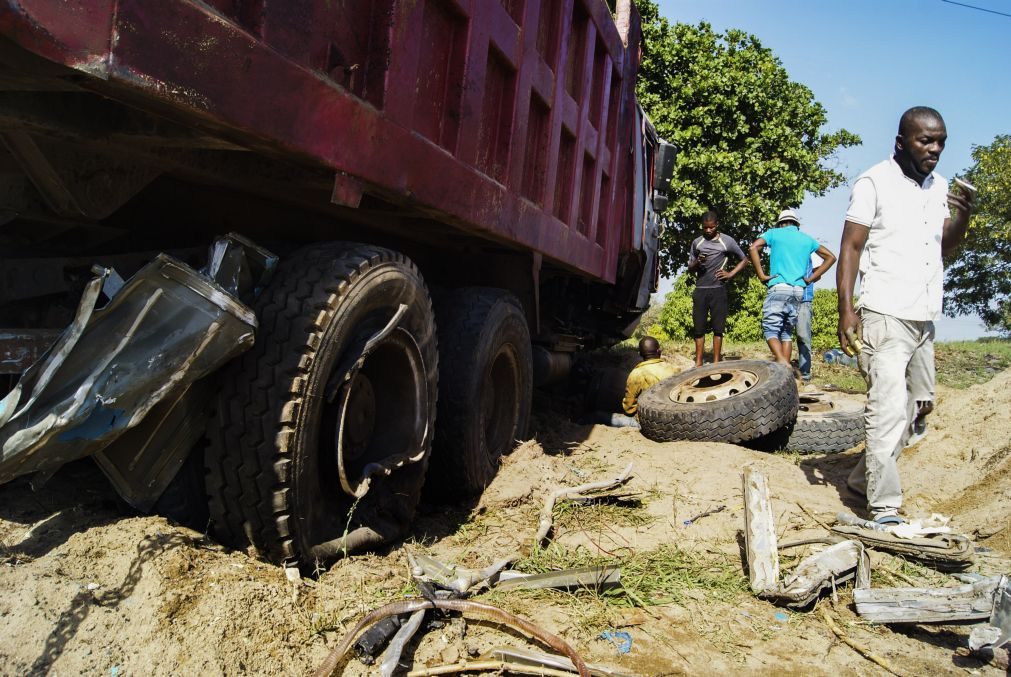 Choque entre autocarro e camião provoca 23 mortos em Moçambique