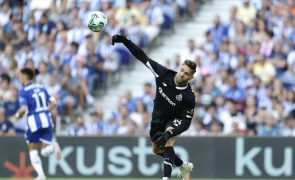 Guarda-redes Cláudio Ramos estende ligação ao FC Porto por mais três temporadas
