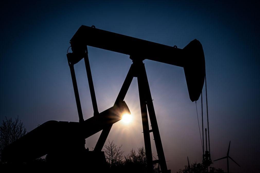 AIE alerta para risco de excesso de produção de petróleo de nível histórico até 2030