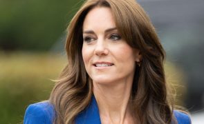 Kate Middleton - Reaparece em público com look repetido