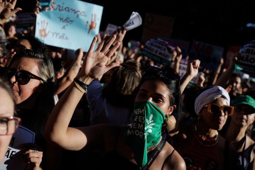 Brasileiras voltam às ruas contra proposta para equiparar aborto a homicídio