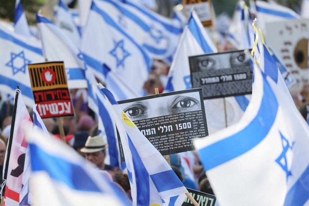 Milhares de israelitas protestam frente ao parlamento para exigir eleições e acordo de reféns
