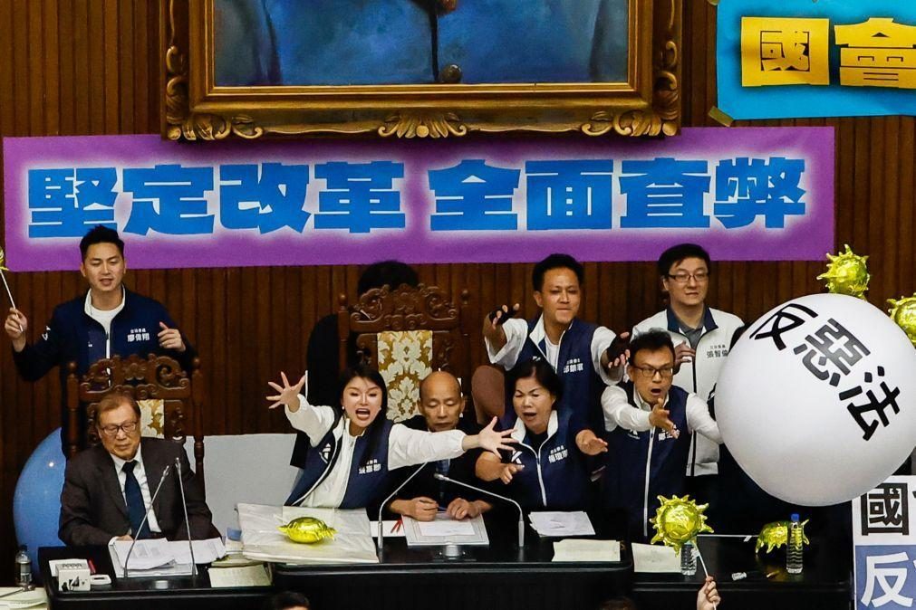Parlamento taiwanês ratifica pacote de reformas polémicas apesar da rejeição do Governo