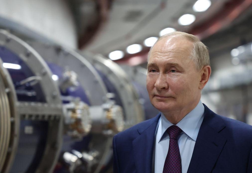 Putin quer continuar a desenvolver armamento nuclear mas não prevê utilização