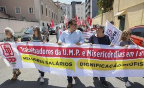 Dezenas de trabalhadores manifestam-se frente à União das Misericórdias por melhores salários