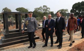 MNE visita túmulos de soldados portugueses mortos em Angola e destaca 