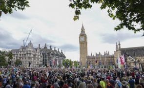Milhares de pessoas marcham em Londres pela proteção da natureza e do clima