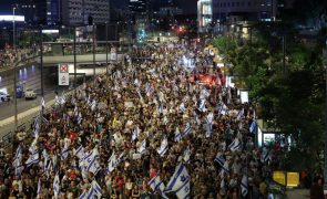 Milhares de manifestantes contra Netanyahu exigem libertação de reféns