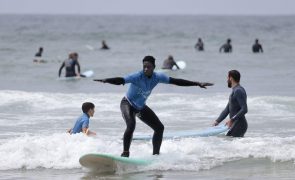 Em Matosinhos, surf é passaporte para inclusão de crianças refugiadas e migrantes