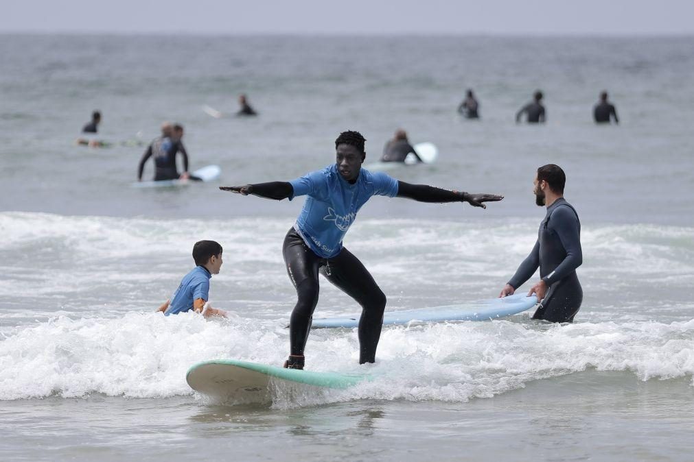 Em Matosinhos, surf é passaporte para inclusão de crianças refugiadas e migrantes