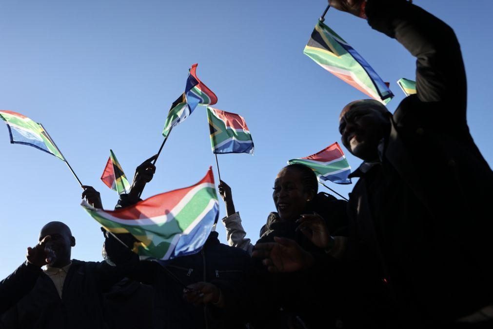10 partidos acordam formar governo de coligação na África do Sul