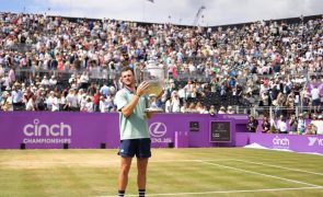 Tenista norte-americano Tommy Paul levanta troféu em Queen's