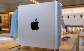 Bruxelas acusa Apple de violar regras de concorrência 'online' por limitar App Store