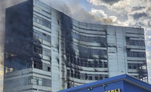 Pelo menos dois mortos em incêndio num edifício em Moscovo
