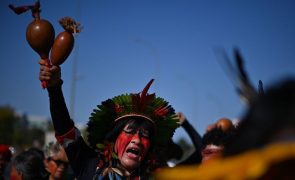 Uma centena de indígenas protesta em Brasília contra benefícios dados ao setor agrícola