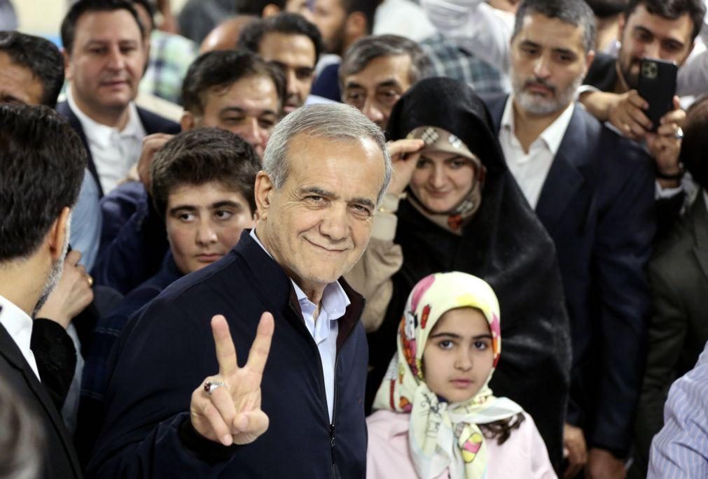 Reformista Masoud Pezeshkian lidera presidenciais no Irão