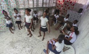 Meninas cantam batuco contra violência sexual em Cabo Verde