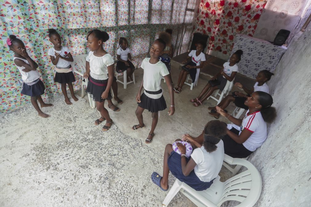 Meninas cantam batuco contra violência sexual em Cabo Verde