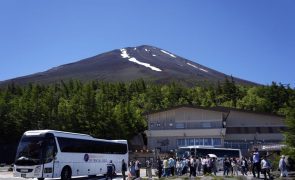 Monte Fuji com novas restrições a partir de 2.ª feira para controlar turismo