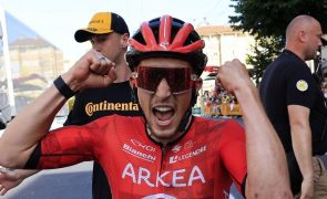 Vauquelin vence etapa do Tour em que Oliveira foi sexto e Pogacar chega à amarela