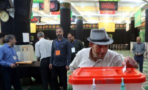 Irão: 2.ª volta das eleições presidenciais opõe hoje reformista a ultraconservador