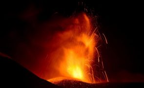 Vulcão Etna entra em erupção e voos são suspensos no aeroporto da Catânia
