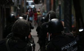 Abordagem da polícia contra jovens negros estrangeiros causa incidente diplomático no Brasil