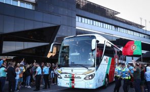 Centenas de pessoas receberam seleção portuguesa na chegada a Lisboa