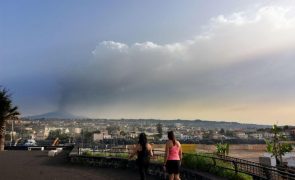 Erupção do vulcão Etna intensifica-se com lava e nuvem de fumo de cinco quilómetros