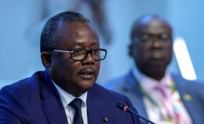 Presidente guineense visita China com a cooperação na agenda dos três dias