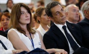 Carla Bruni acusada em processo que envolve Nicolas Sarkozy