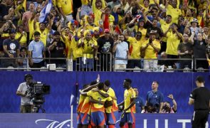 Darwin Núñez e outros jogadores do Uruguai em confronto com adeptos da Colômbia