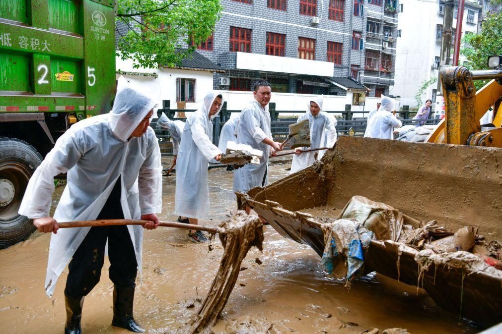 Mais de 30 rios na China ultrapassam níveis de alerta de inundação