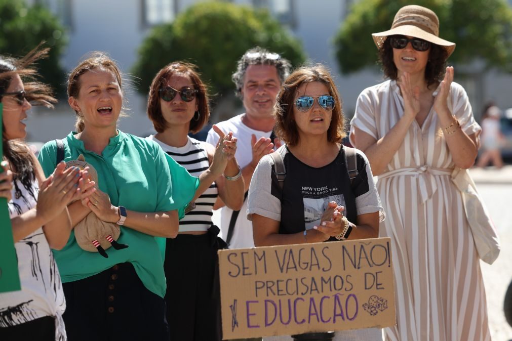 Duas dezenas de pais de crianças sem vagas no ensino pré-escolar protestam em Faro