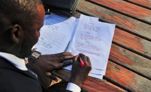 Caderno de baixo custo ajuda alunos moçambicanos a 