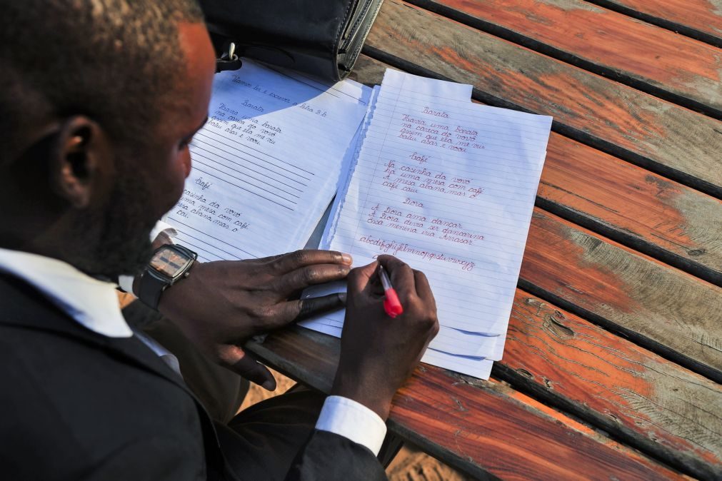 Caderno de baixo custo ajuda alunos moçambicanos a 
