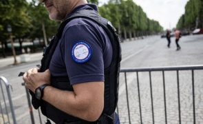 Embate de viatura contra esplanada em Paris faz 1 morto e 6 feridos