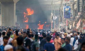 Manifestantes incendeiam edifícios governamentais em protestos