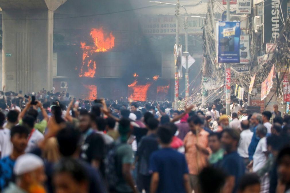 Manifestantes incendeiam edifícios governamentais em protestos