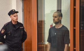 Justiça russa condena jornalista norte-americano Evan Gershkovich a 16 anos de prisão