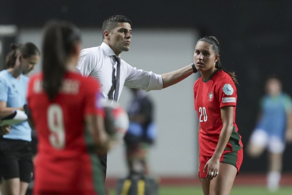 Selecionador feminino de futebol admite favoritismo no 'play-off' com Azerbaijão