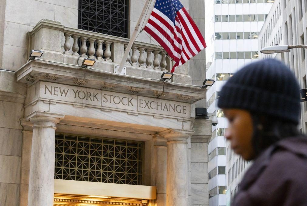 Bolsa de Nova Iorque desce ligeiramente após falha informática global