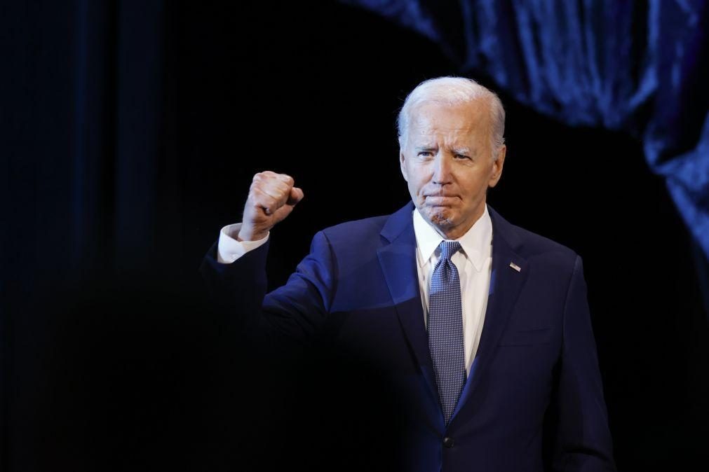 Biden retoma campanha na próxima semana após mais de 30 democratas pedirem que desista