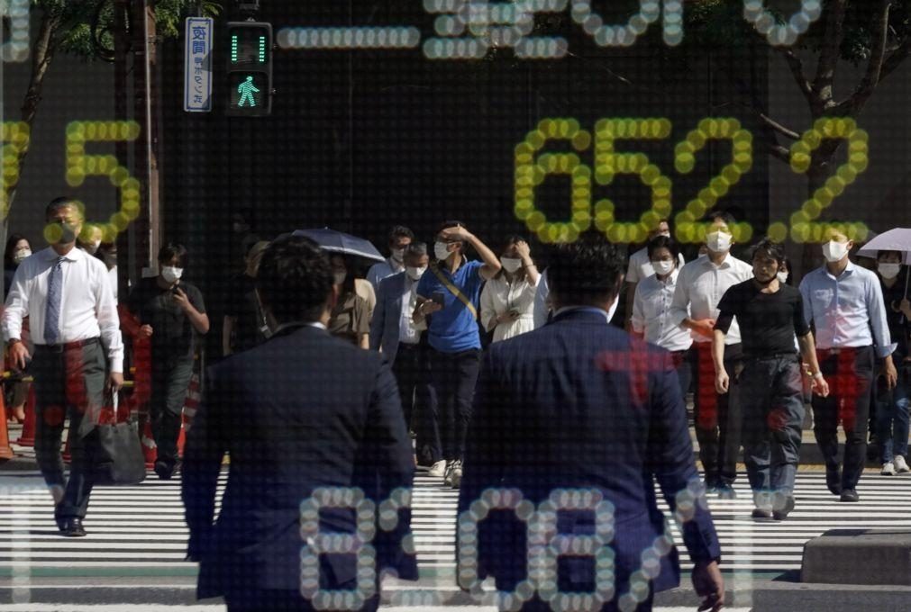 Bolsa de Tóquio abre a ganhar 2,44%