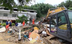 Sobe para 15 número de mortos em aluimento de terras no centro da China