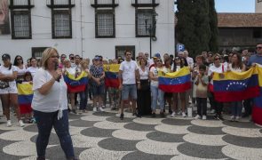 Dezenas contestam reeleição de Maduro em manifestação no Funchal