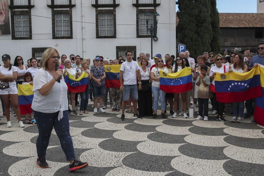 Dezenas contestam reeleição de Maduro em manifestação no Funchal
