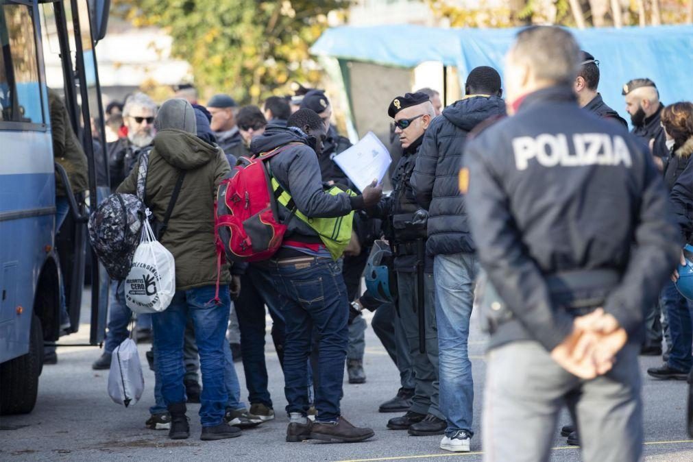 Agência da UE denuncia falhas nas investigações a violações dos direitos dos migrantes nas fronteiras
