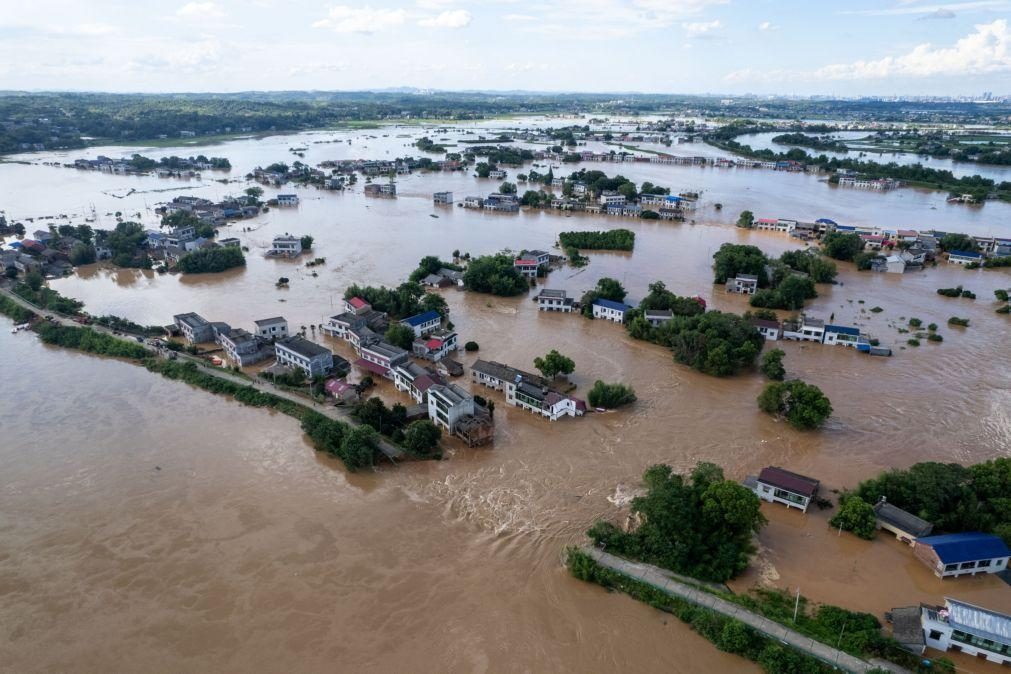 Quatro mortos e três desaparecidos depois de chuva torrencial no centro da China